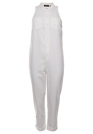 Biały kombinezon bez rękawów z wysokim kołnierzem, przednimi kieszeniami, krytą listwą z guzikami i spodniami o długości do kostek z mankietami.