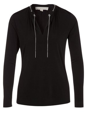 Haut noir à manches longues pour femme avec un col en V fendu, œillets métalliques argentés et liens en cordon au niveau du col.