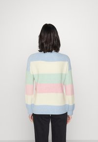 Pull rayé pastel avec un col rond, des manches longues et des rayures horizontales en bleu, vert, jaune, rose et blanc.