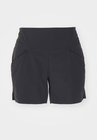 Pantalones cortos negros de tejido elástico, con una cinturilla alta, bolsillos laterales y aberturas en el dobladillo para facilitar el movimiento.