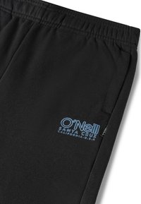 Zwarte sportbroek van zachte stof, met een elastische tailleband en een blauw logo geborduurd op de linker dij.