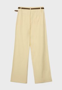 Kremne široke hlače z visokim pasom in vgrajenim tankim rjavim pasom, razporejene ravno na svetli podlagi.