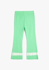 Groene uitlopende broeken met een gestructureerde afwerking, voorzien van een witte tie-dye patroon aan de zoom. Elasticaansluiting voor comfort.