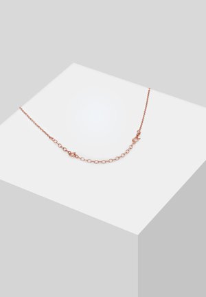 Rose-guld halskæde med en delikat kæde med runde led og en sikker lås. Sat mod en neutral baggrund, der fremhæver designet.