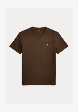 Smeđa majica s V-izrezom i kratkim rukavima te malim zlatnim Polo Ralph Lauren logom izvezenim na lijevoj strani prsa.