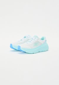 Weiße Sportschuhe mit einem Mesh-Obermaterial, hellblauen Akzenten, gepolstertem Sohlen und strukturiertem Profil. Markenlogo sichtbar an der Seite und Ferse.