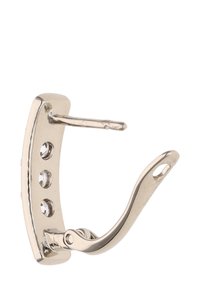 Fémes ezüst fülbevaló kapocs ívelt téglalap formájú hátlappal, három átlátszó cirkónia kővel és csuklós záródással a biztonságos viselet érdekében.