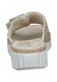 Barevná tkaná stélka s béžovým popruhem a světlou texturovanou podrážkou. Obsahuje pletený jutový akcent kolem základny. Zadní pohled na sandál.