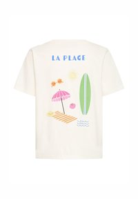 T-shirt blanc avec des motifs sur le thème de la plage comprenant des lunettes de soleil, un soleil, un parapluie rose, une serviette rayée, un chapeau, un coquillage, une planche de surf et des vagues bleues, texte "LA PLAGE".