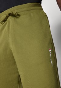 Champion ICONS LONG BERMUDA SHORTS SMALL LOGO - Sport rövidnadrágok - olive