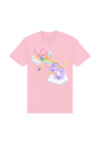 Lyserød bomulds-T-shirt med farverige tegneserie-bjørne, en regnbue og skyer, med et eventyrligt design, tilpasset en legesyg stil.