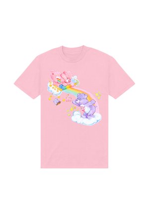 Lyserød bomulds-T-shirt med farverige tegneserie-bjørne, en regnbue og skyer, med et eventyrligt design, tilpasset en legesyg stil.