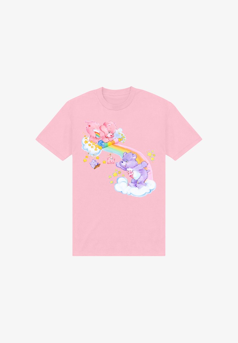 Lyserød bomulds-T-shirt med farverige tegneserie-bjørne, en regnbue og skyer, med et eventyrligt design, tilpasset en legesyg stil.