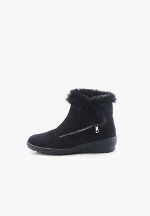 Zwarte enkellaarsjes met een suède afwerking en een nepbontrand, voorzien van een ritssluiting aan de zijkant en een gestructureerde rubberen zool voor grip.