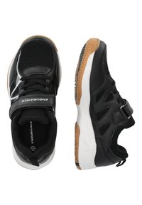 Svarta sportskor med en ovandel av mesh, gummisulor och en kardborreband för en säker passform. Inkluderar subtila vita accenter och texturerade detaljer.