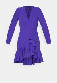 Lila klänning i mjuk tyg, med inslag av omlottdesign, långa ärmar och volangdetalj vid asymmetrisk nederkant.