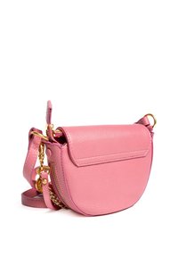 Borsa a tracolla in pelle rosa con forma arrotondata, hardware in tonalità oro, dettagli con cerniera e tracolla rimovibile. Texture liscia in tutta la borsa.