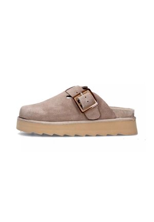 Zoccolo in suede marrone con una larga fascia e una fibbia metallica rettangolare. Presenta una suola chunky beige testurizzata con bordi a zigzag.