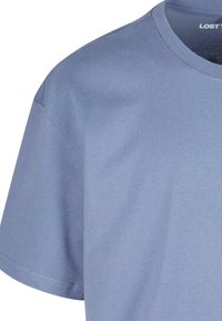 Gaiši zils krekls ar apaļu kaklu, izgatavots no mīkstas auduma, ar īsām piedurknēm un regulāru piegriezumu, ar gludu, vienmērīgu tekstūru.