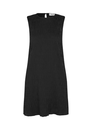 Schwarzes ärmelloses Kleid mit einer strukturierten, plissierten Gestaltung. Rundhalsausschnitt, Schlüssel-Ausschnitt hinten und gerader Saum. Leichte Stoffqualität.