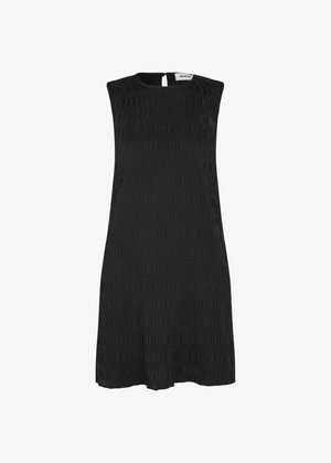 Schwarzes ärmelloses Kleid mit einer strukturierten, plissierten Gestaltung. Rundhalsausschnitt, Schlüssel-Ausschnitt hinten und gerader Saum. Leichte Stoffqualität.