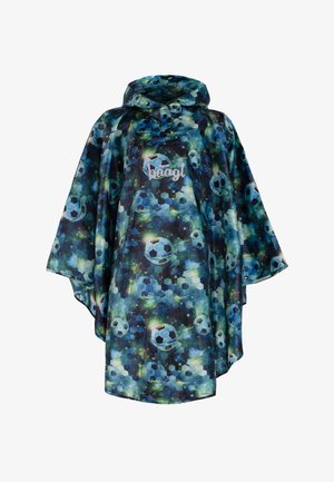 Kolorowy poncz z wzorem piłek nożnych w odcieniach niebieskiego i zielonego na ciemnym tle. Wykonany z wodoodpornego materiału z kapturem.