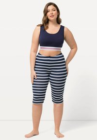 Námořnický crop top s pruhovaným elastickým páskem, zkombinovaný s pruhovanými capri legínami v tmavě modré a šedé barvě. Materiál je měkký a elastický, navržený pro pohodlí.