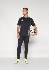 adidas Performance JAMAICA JFF TRAINING PANT - Leggings - black/semi solar gold