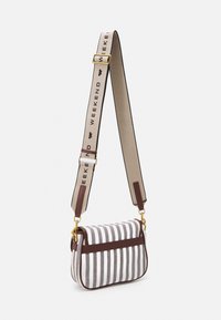 Bolso de hombro a rayas con cuerpo de tela, detalles en marrón y una amplia correa ajustable con el texto "WEEKEND". Detalles en dorado.