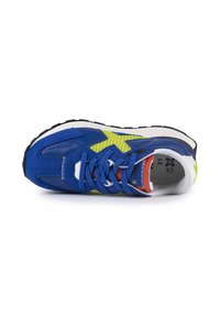 Sneaker blu con un mix di materiali in suede e mesh, caratterizzata da un prominente design a stella gialla, dettagli bianchi e suola in gomma nera.