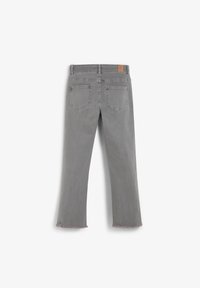 Vaqueros de denim gris con un diseño de cintura alta y pierna recta. Presentan un dobladillo deshilachado y dos bolsillos traseros. Parche de cuero en la cintura.