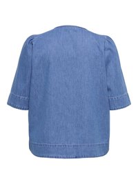 Modra denim bluza s kratkimi rokavi, rahlo napihnjenimi rameni in ravnim spodnjim robom, prikazana od zadaj na belem ozadju.