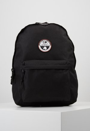 Czarny plecak z przednią kieszenią na zamek i okrągłą naszywką przedstawiającą mapę Antarktydy oraz tekst "Program badawczy Antarktyki GPS Survey".