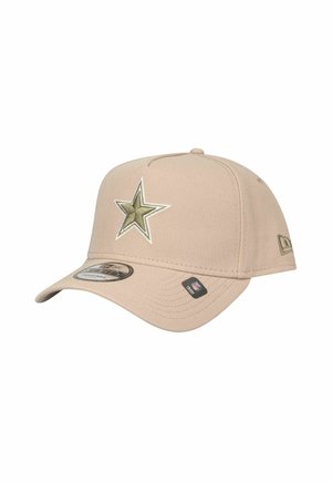 Cappellino da baseball beige con un emblema a stella verde oliva in rilievo sulla parte frontale. Presenta una visiera curva e un tessuto texturizzato. Logo New Era sul lato.