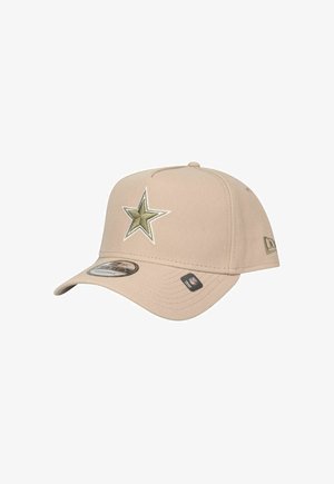 Beige Baseballcap mit einem erhöhten, olivgrünen Sternemblem auf der Vorderseite. Verfügt über einen gebogenen Schirm und ein strukturiertes Gewebe. New Era-Logo auf der Seite.