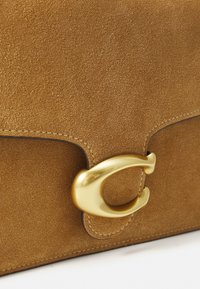 COACH CHAIN TABBY SHOULDER BAG - Rankinė - sand