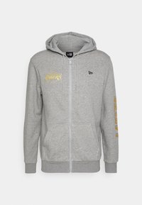 Sudadera con cremallera gris hecha de una mezcla de algodón. Presenta el logo de Los Angeles Lakers en dorado y texto impreso a lo largo de la manga izquierda. Incluye capucha y bolsillos frontales.