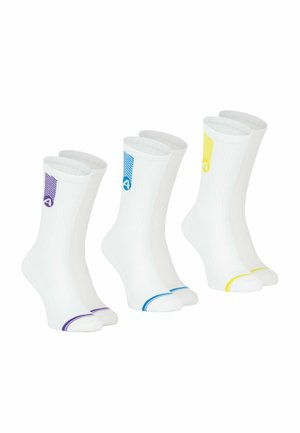 Chaussettes de sport blanches avec une texture côtelée, des accents de couleur au talon et aux orteils en violet, bleu et jaune, avec un logo sur le poignet.