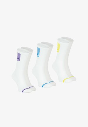 Chaussettes de sport blanches avec une texture côtelée, des accents de couleur au talon et aux orteils en violet, bleu et jaune, avec un logo sur le poignet.
