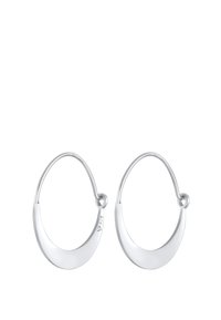 Pendientes de aro de plata de ley con un diseño suave y curvado y un acabado pulido. Un detalle notable es un sutil sello de calidad.