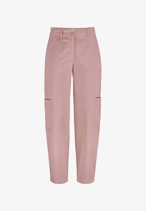 Lichtroze rechte broek met knoop aan de voorkant, riemlussen en cargozakken op elke dij, afgebeeld tegen een witte achtergrond.