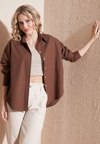 LELA LOOSE FIT - Button-down blouse - brown