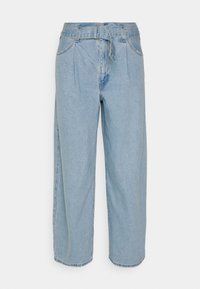 Světle modré denimové kalhoty širokého střihu s vysokým pasem, vybavené odnímatelným páskem, dvěma předními kapsami a rovným střihem nohavic.