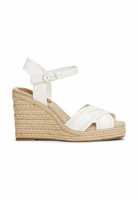 Sandali wedge bianchi con una piattaforma espadrille testo, cinturino alla caviglia regolabile e ampie cinghie di tessuto. Presenta una soletta beige.