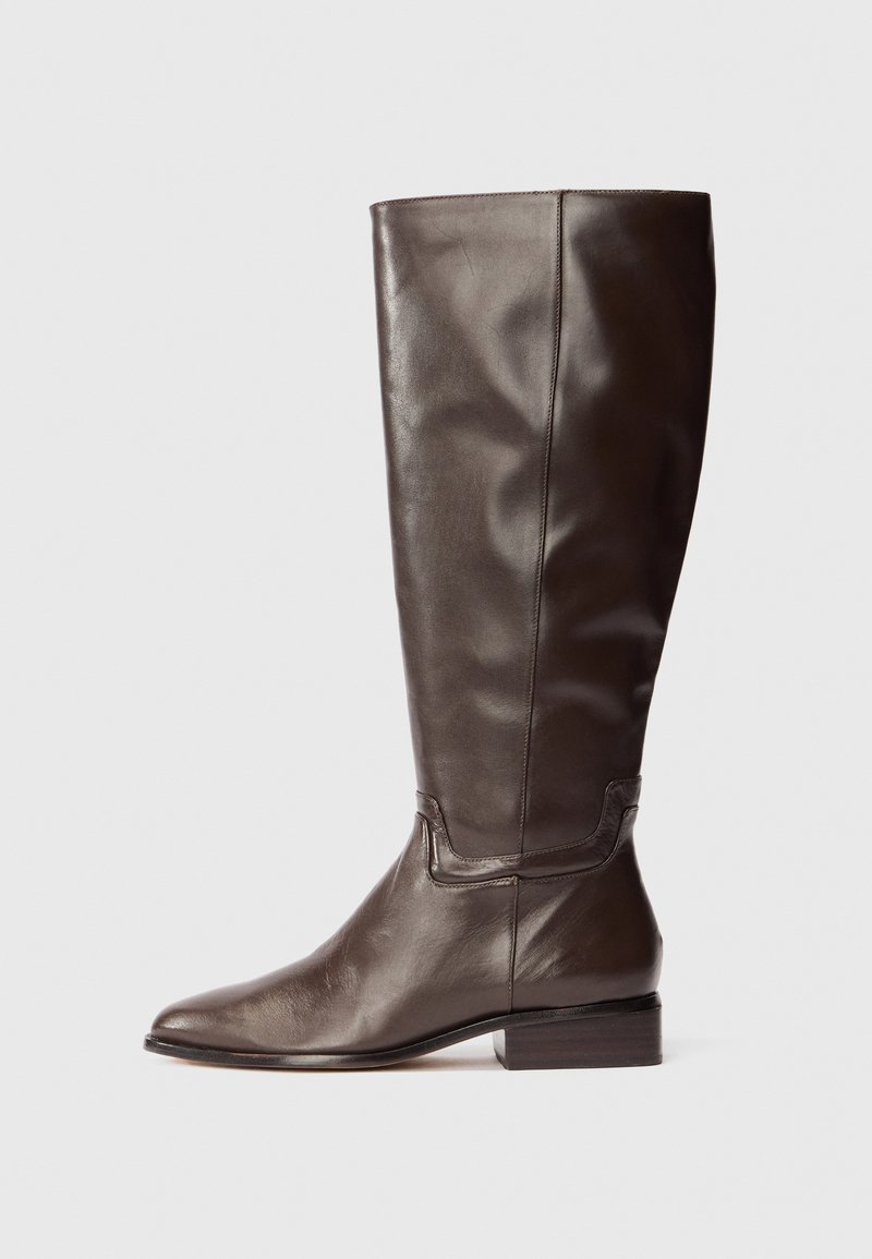 Bota de couro castanho até o joelho com um acabamento liso; bico ligeiramente apontado e um salto quadrado baixo; inclui costura mínima e nenhum hardware visível.