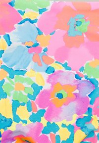 Tecidos florais coloridos com grandes flores abstractas em rosa, roxo, azul, verde e amarelo, apresentando um acabamento suave e texturizado.