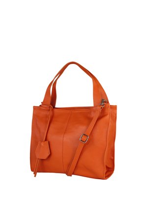 Oranje leren handtas met dubbele handvatten, een verstelbare schouderriem met gesp en een bijpassende leren labelaccessoire.