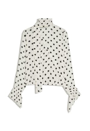 Bílá blůza s dlouhým rukávem a černými puntíky, s vysokým límcem, volánkovými manžetami a asymetrickým předním překrytím.