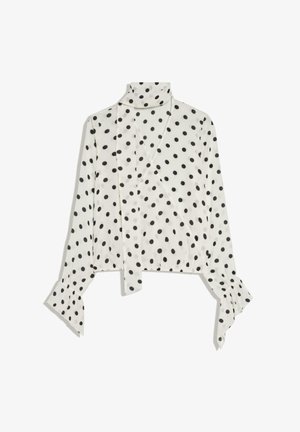 Witte blouse met lange mouwen en zwarte polkadotten, met een hoge hals, wijde manchetten en een asymmetrische voorzijde.