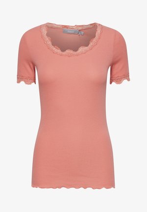 Rövidujjú korall felső bordázott textúrával, csipkés, fodros nyakkivágással és csipke díszítéssel az ujjakon. Testhez simuló szabás, könnyű anyag.